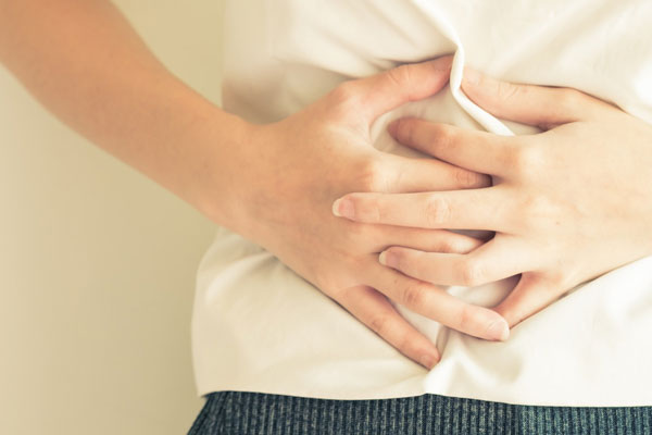 Đau bụng từng cơn có thể là nguyên nhân của nhiều bệnh lý khác nhau (Ảnh minh họa)